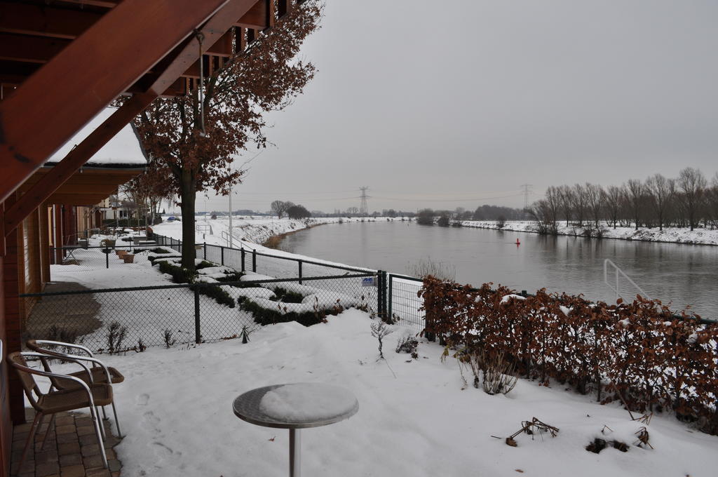 Thuiskomen, Genieten Aan Het Water Maaseik Habitación foto